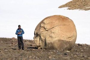 Geology of Champ Island’s Stone Spheres