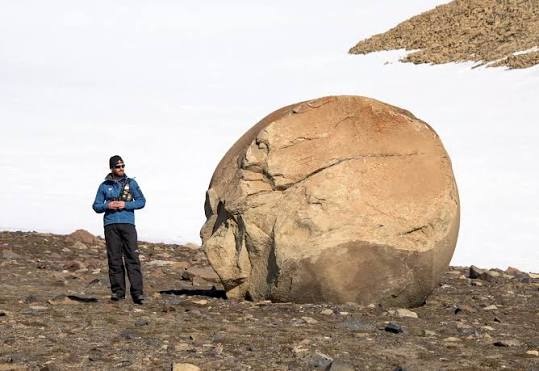 Geology of Champ Island’s Stone Spheres
